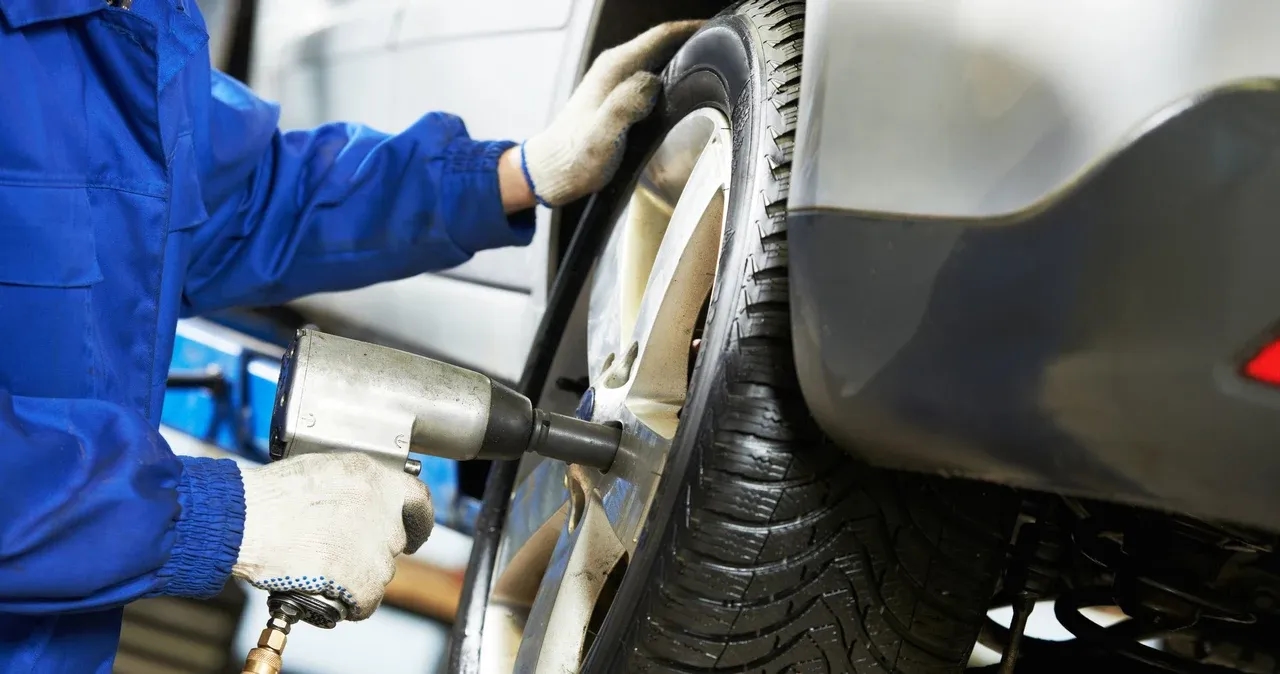 Ile kosztuje klejenie opony? Sprawdź ceny i uniknij niepotrzebnych wydatków