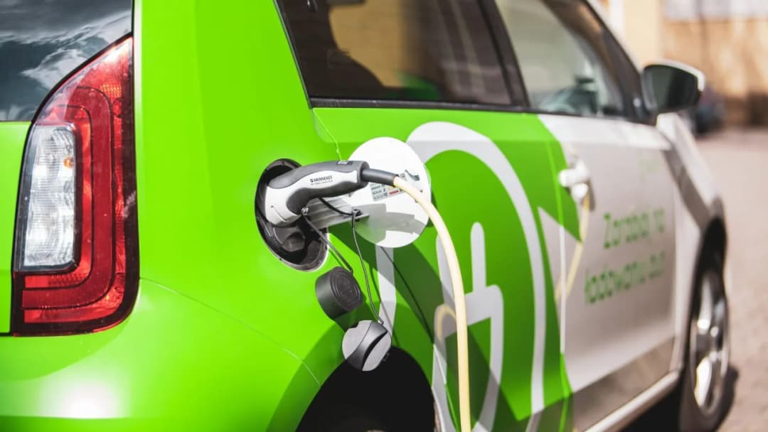 Ile kosztuje ładowanie samochodu elektrycznego w domu? Zaskakujące fakty!