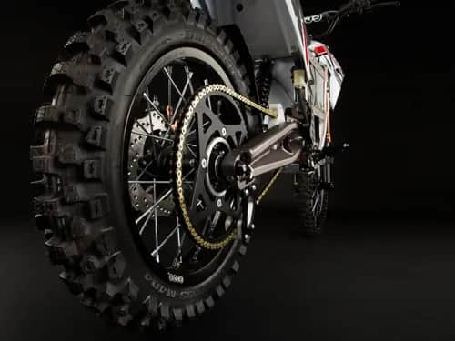 Jakie opony do motocykla wybrać, aby uniknąć niebezpieczeństw na drodze?