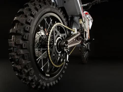 Jakie opony do motocykla wybrać, aby uniknąć niebezpieczeństw na drodze?