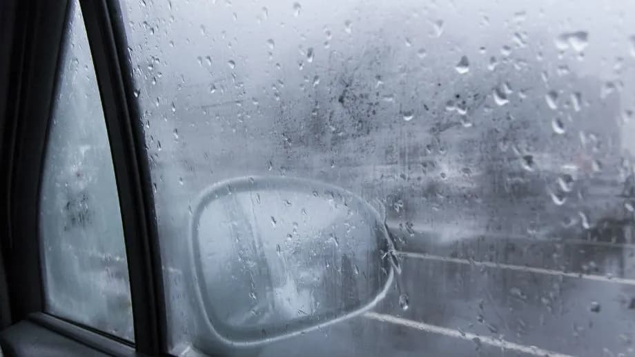 Jak osuszyć samochód z wilgoci i uniknąć nieprzyjemnych skutków