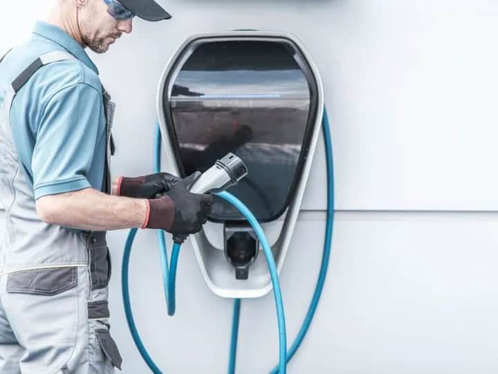 Jaką ładowarkę do samochodu elektrycznego wybrać, aby zaoszczędzić?