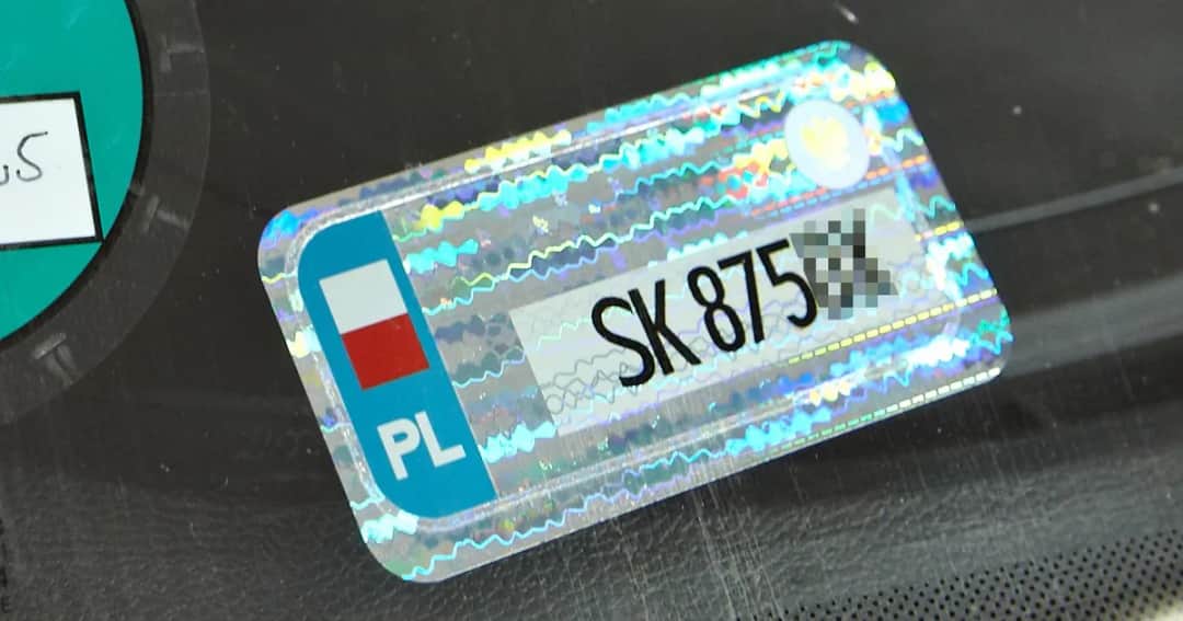 Jak odkleić naklejkę z szyby samochodu bez ryzyka uszkodzenia