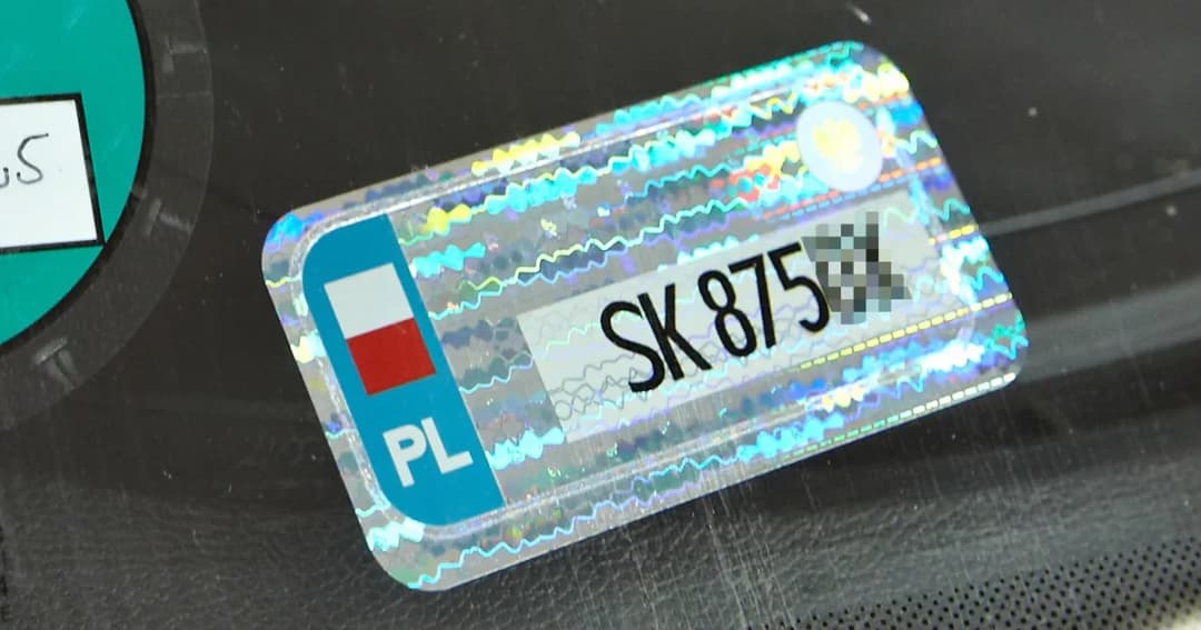 Jak odkleić naklejkę z szyby samochodu bez ryzyka uszkodzenia