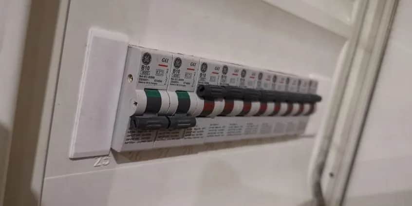 Jak ładować samochód elektryczny w domu bez zbędnych kosztów?