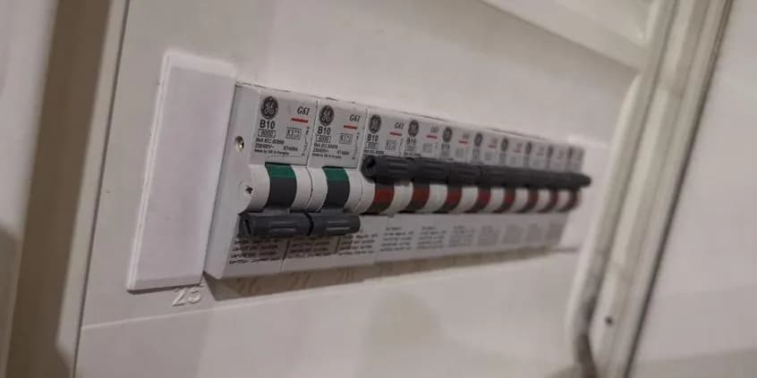 Jak ładować samochód elektryczny w domu bez zbędnych kosztów?