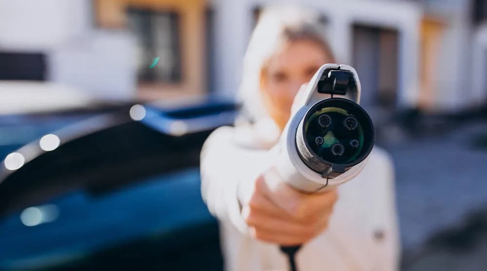 Jak ładować samochód elektryczny na stacji - uniknij najczęstszych błędów