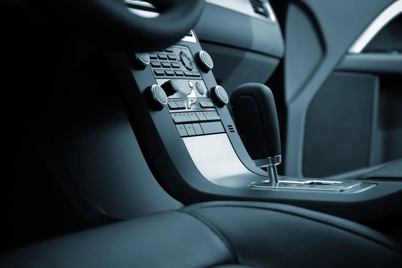 Czy samochód elektryczny ma skrzynię biegów? Różnice, które musisz znać